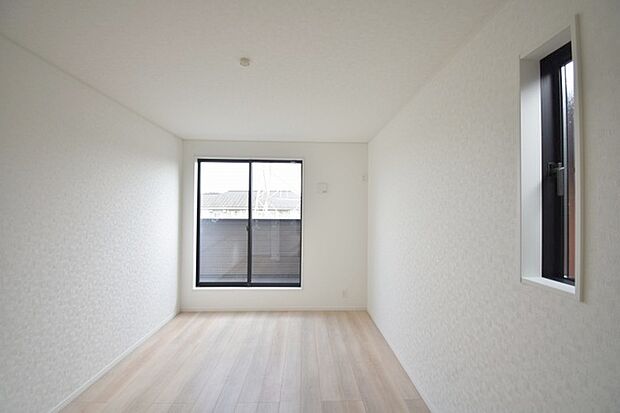 スタイリッシュなデザインと快適な居住性を兼ね備えた洋室。広々とした空間は、自分らしいインテリアを楽しむことができるほか、リラックスした時間を過ごすことができそうです。 