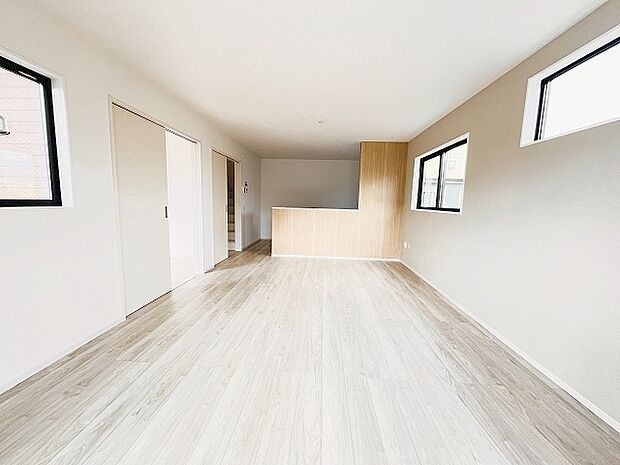 家族の集まるリビングは気持ちの良い自然光が差し込む団欒空間。室内のご見学予約も随時、受付中ですのでお気軽にお問合せください。 