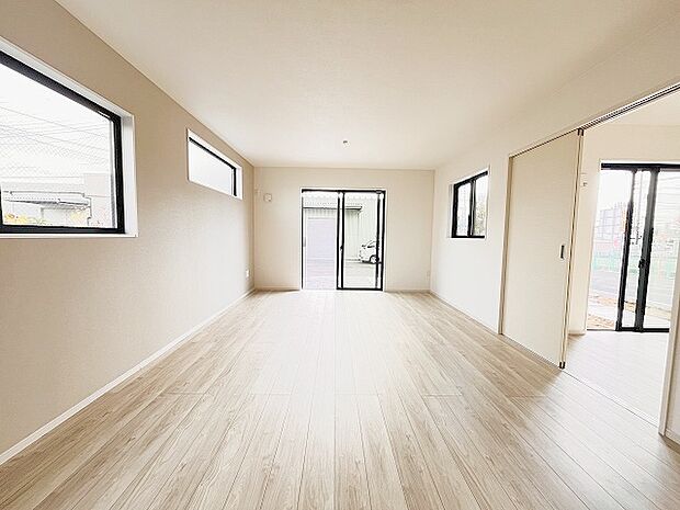 家族が一番集まる場所だから広々としつつも素敵な空間であって欲しい。みんながくつろぐリビングからキッチンまでが一つの空間のように繋がる間取り。 