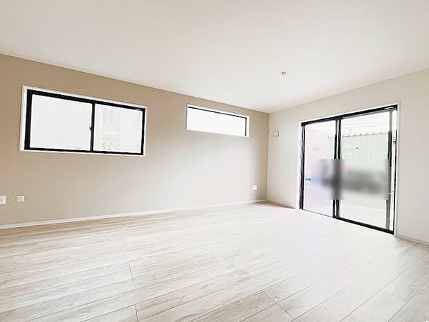 ゆとりのあるサイズのリビングダイニング。 お食事スペースと、お寛ぎ空間を分けてご利用可能。 少し大きめのソファーを置いて、 一家団欒なお時間をご共有ください。 