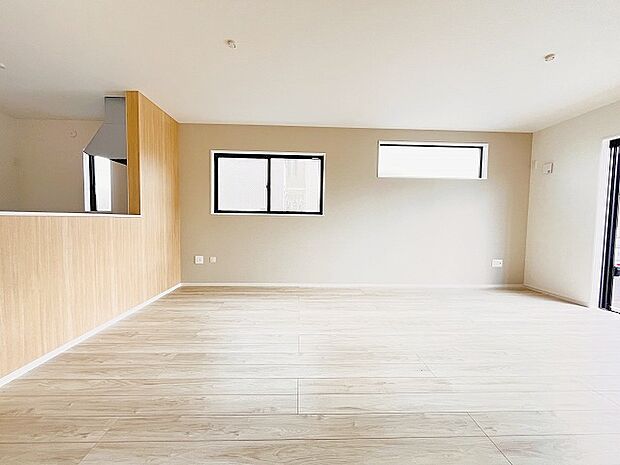 家族が食事するダイニングスペースをキッチンから見渡せる設計に。お料理をしながら家族とのコミュニケーションが増えそうな予感。 