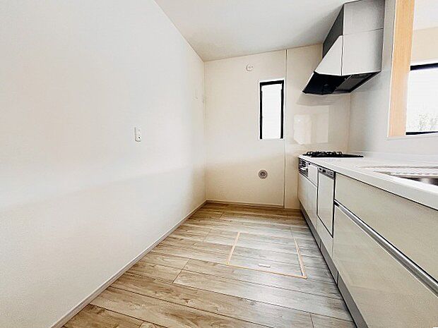 キッチンコンロスペースの近くには、空気の入れ替えが可能な開口部を設置！！ お料理をする際には、換気扇を回しながら匂いが籠らない様に開放してお料理もお楽しみ頂けます。 