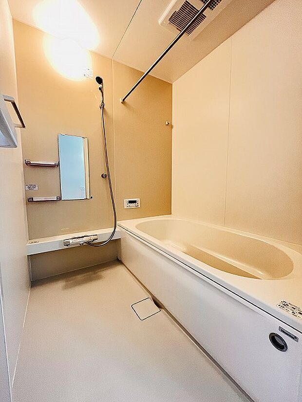 一日の疲れを癒してくれるゆったりとしたバスルームです。 