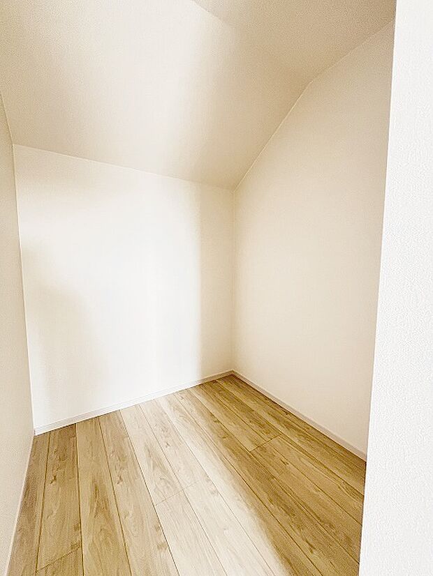 収納スペースがたっぷりと確保されたこの物件では、生活をより快適に送ることができます。