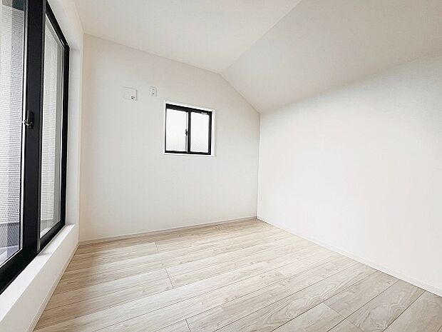 洋室はモダンなデザインと機能性を備え、快適な生活空間に。明るい窓から差し込む自然光が広々とした空間をさらに明るく開放的に感じさせます。  