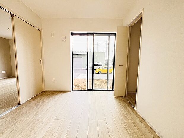 スタイリッシュなデザインと快適な居住性を兼ね備えた洋室。広々とした空間は、自分らしいインテリアを楽しむことができるほか、リラックスした時間を過ごすことができそうです。 