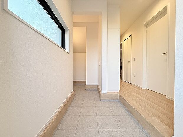 玄関は家の第一印象を左右する重要な場所。ほどよい広さとスタイリッシュな色遣いが印象的です。 