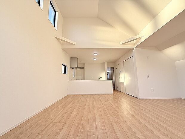 家族の集まるリビングは気持ちの良い自然光が差し込む団欒空間。室内のご見学予約も随時、受付中ですのでお気軽にお問合せください。 