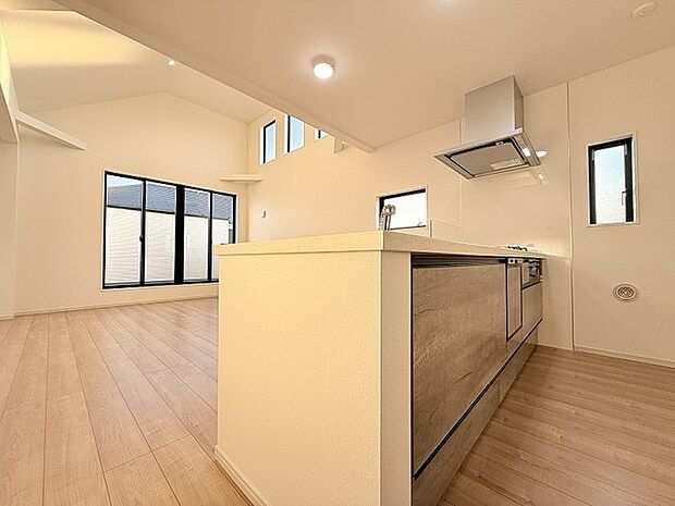 カウンターキッチンならではの開放的な見通し、全体が見渡せることでご家族の団欒スペースもより明るく笑顔が溢れる空間となります。 