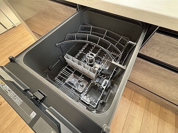 毎日の家事をサポートしてくれる食洗器も標準に装備。ちょっと嬉しい設備です 