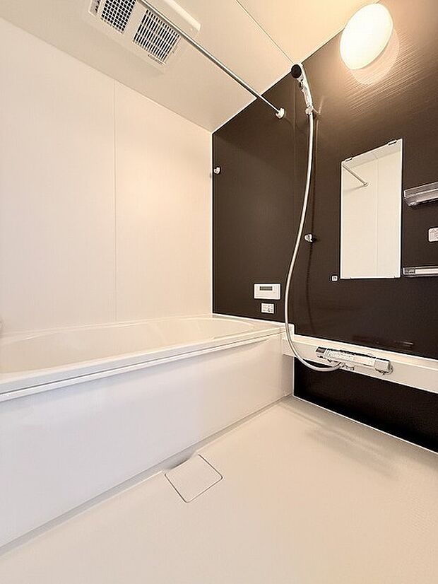 一日の疲れを癒してくれるゆったりとしたバスルームです。 