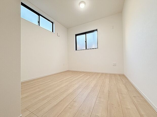 洋室はモダンなデザインと機能性を備え、快適な生活空間に。明るい窓から差し込む自然光が広々とした空間をさらに明るく開放的に感じさせます。  