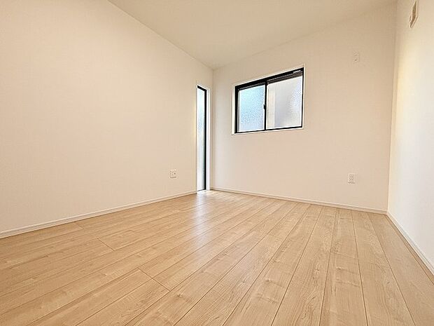 スタイリッシュなデザインと快適な居住性を兼ね備えた洋室。広々とした空間は、自分らしいインテリアを楽しむことができるほか、リラックスした時間を過ごすことができそうです。 