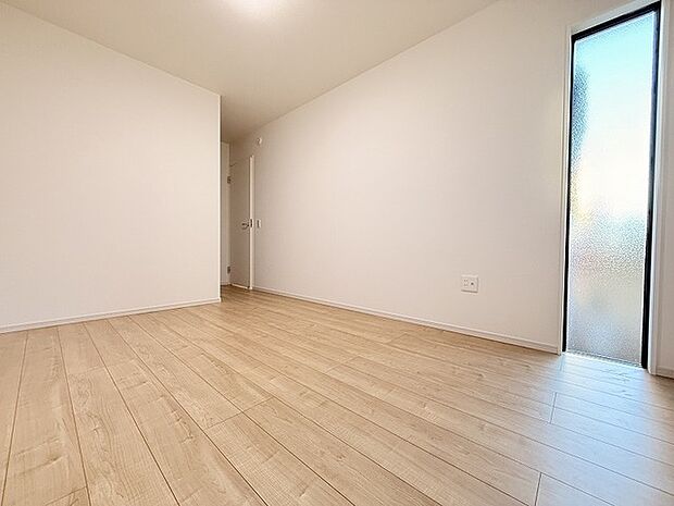 スマートなデザインと賢い収納が生活を快適にします。広々とした雰囲気を演出する工夫が施され、生活空間の魅力を引き出します。  