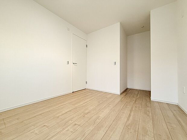 実際に室内をご見学頂くと生活のイメージが広がると思います。家具を置いたイメージや窓からの景色など。周辺で販売に出している物件も一緒にまとめてご見学頂き、比較する事もできます。