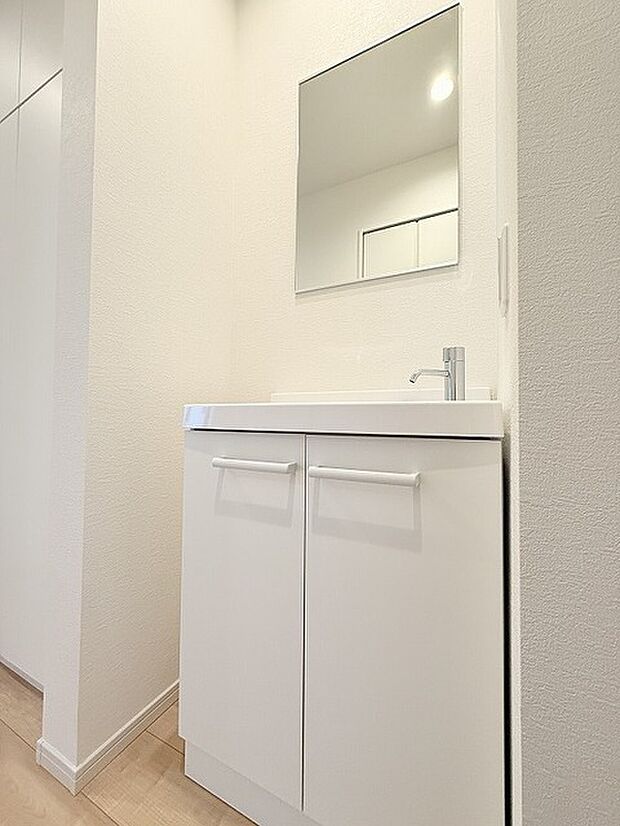 実際に室内をご見学頂くと生活のイメージが広がると思います。家具を置いたイメージや窓からの景色など。周辺で販売に出している物件も一緒にまとめてご見学頂き、比較する事もできます。