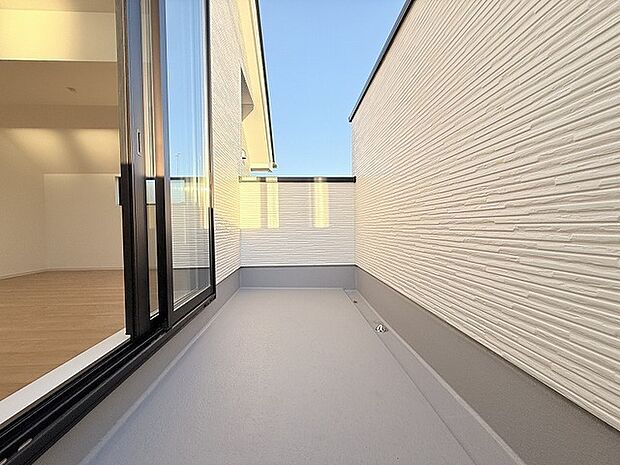 季節の変化や天気の良い日には、バルコニーでの時間が心地よく、気分をリフレッシュさせることができます。 