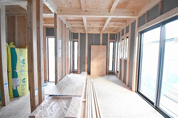 実際に室内をご見学頂くと生活のイメージが広がると思います。家具を置いたイメージや窓からの景色など。周辺で販売に出している物件も一緒にまとめてご見学頂き、比較する事もできます。