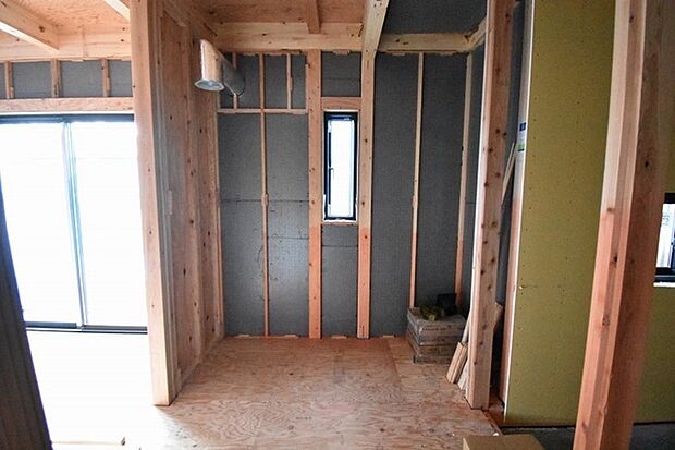 実際に室内をご見学頂くと生活のイメージが広がると思います。家具を置いたイメージや窓からの景色など。周辺で販売に出している物件も一緒にまとめてご見学頂き、比較する事もできます。