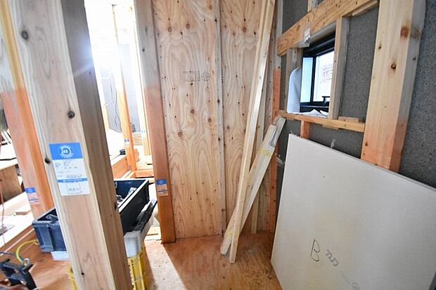 実際に室内をご見学頂くと生活のイメージが広がると思います。家具を置いたイメージや窓からの景色など。周辺で販売に出している物件も一緒にまとめてご見学頂き、比較する事もできます。