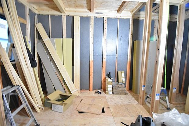 実際に室内をご見学頂くと生活のイメージが広がると思います。家具を置いたイメージや窓からの景色など。周辺で販売に出している物件も一緒にまとめてご見学頂き、比較する事もできます。