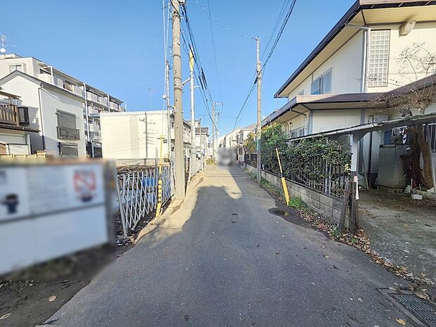 周辺は住宅が建ち並ぶ閑静な住宅街です。