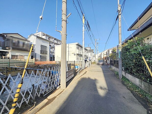 安心して暮らすことのできる住宅街。 住宅地の道路は一般に交通量が少なく車などの騒音が少ないため、住民にとって静かな生活環境が提供されます。
