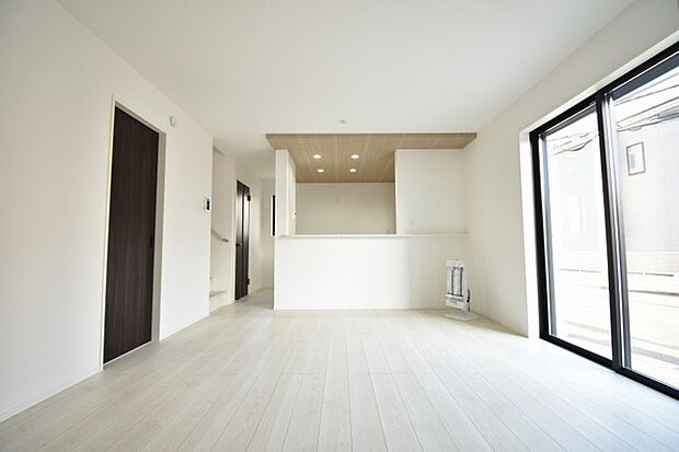 家族が食事するダイニングスペースをキッチンから見渡せる設計に。お料理をしながら家族とのコミュニケーションが増えそうな予感。