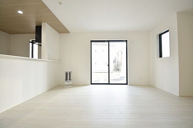 実際に室内をご見学頂くと生活のイメージが広がると思います。家具を置いたイメージや窓からの景色など。周辺で販売に出している物件も一緒にまとめてご見学頂き、比較する事もできます。