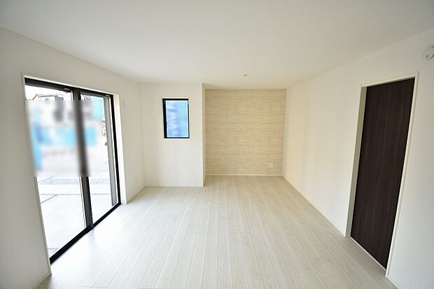 家族の集まるリビングは気持ちの良い自然光が差し込む団欒空間。室内のご見学予約も随時、受付中ですのでお気軽にお問合せください。