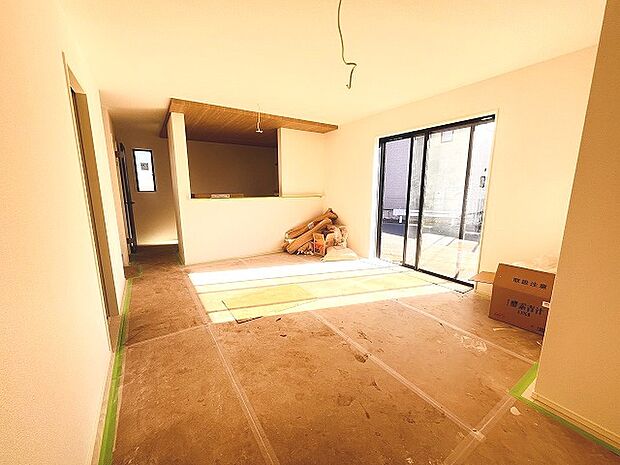 家族の集まるリビングは気持ちの良い自然光が差し込む団欒空間。室内のご見学予約も随時、受付中ですのでお気軽にお問合せください。 