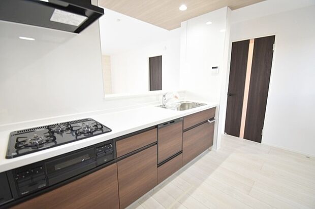 お料理をしながらリビングの家族やゲストとの会話が楽しめるカウンタータイプのキッチン。毎日のお料理を楽しく快適に。