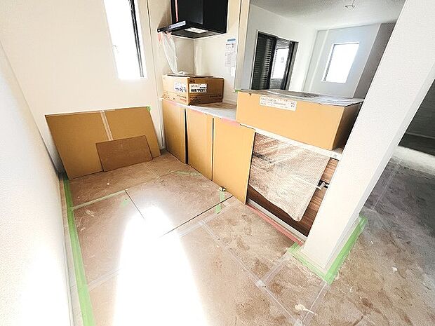 お料理をしながらリビングの家族やゲストとの会話が楽しめるカウンタータイプのキッチン。毎日のお料理を楽しく快適に。 