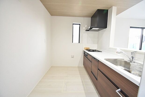 キッチンコンロスペースの近くには、空気の入れ替えが可能な開口部を設置!! お料理をする際には、換気扇を回しながら匂いが籠らない様に開放してお料理もお楽しみ頂けます。