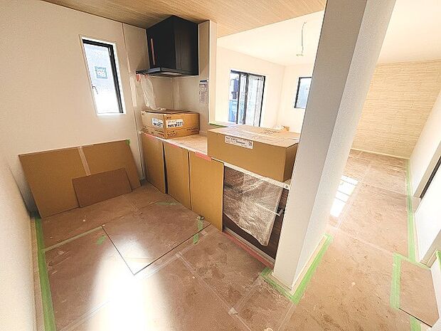 お料理をしながらリビングの家族やゲストとの会話が楽しめるカウンタータイプのキッチン。毎日のお料理を楽しく快適に。 