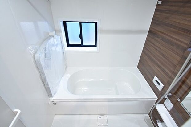 一日の疲れを癒してくれるゆったりとしたバスルームです。