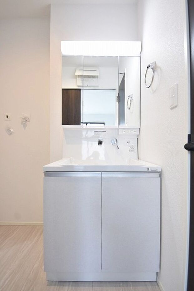 三面鏡に洗面台。 コンセントに照明機能、多機能性を備えた設備です。