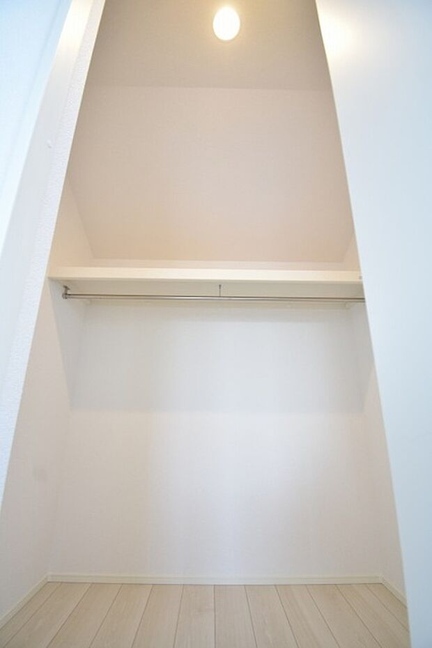 収納スペースがたっぷりと確保されたこの物件では、生活をより快適に送ることができます。