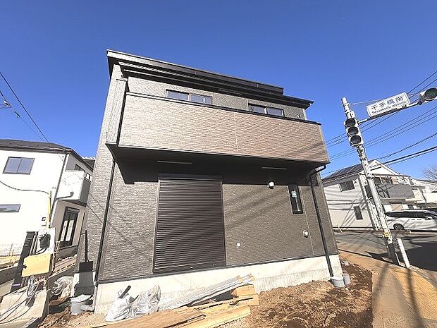 現在建物を建築中です、建築中の物件については現地確認の他、同施工会社の完成施工例のご案内、担当者のプレゼンテーションにてご検討ください。適切なご検討の方法をご説明させて頂きます。 