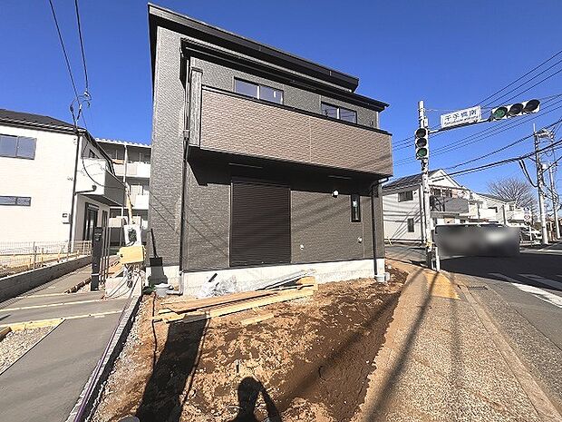 現在建物を建築中です、建築中の物件については現地確認の他、同施工会社の完成施工例のご案内、担当者のプレゼンテーションにてご検討ください。適切なご検討の方法をご説明させて頂きます。 