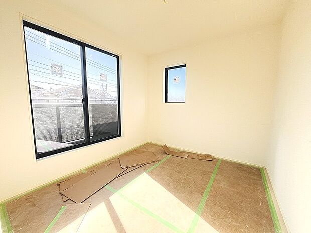 実際に室内をご見学頂くと生活のイメージが広がると思います。家具を置いたイメージや窓からの景色など。周辺で販売に出している物件も一緒にまとめてご見学頂き、比較する事もできます。