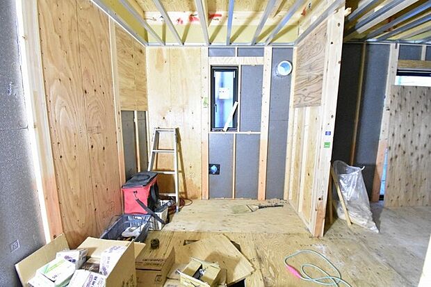 実際に室内をご見学頂くと生活のイメージが広がると思います。家具を置いたイメージや窓からの景色など。周辺で販売に出している物件も一緒にまとめてご見学頂き、比較する事もできます。