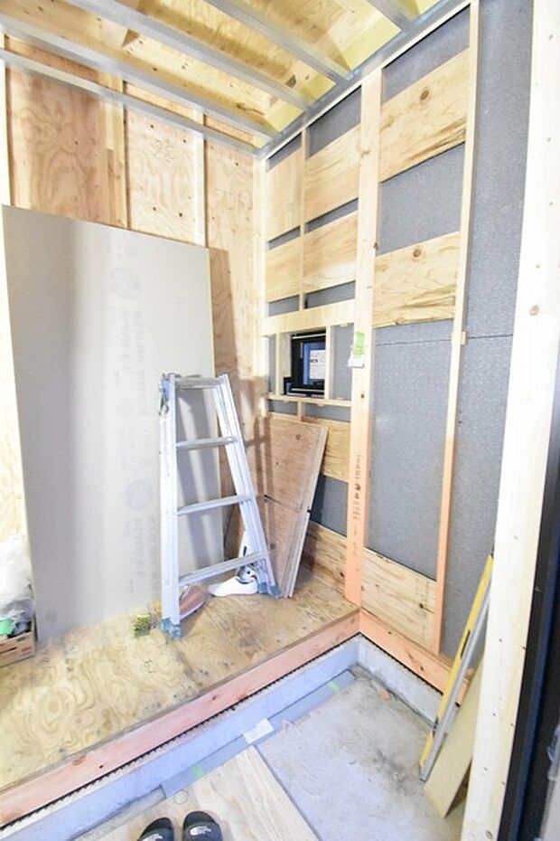 実際に室内をご見学頂くと生活のイメージが広がると思います。家具を置いたイメージや窓からの景色など。周辺で販売に出している物件も一緒にまとめてご見学頂き、比較する事もできます。