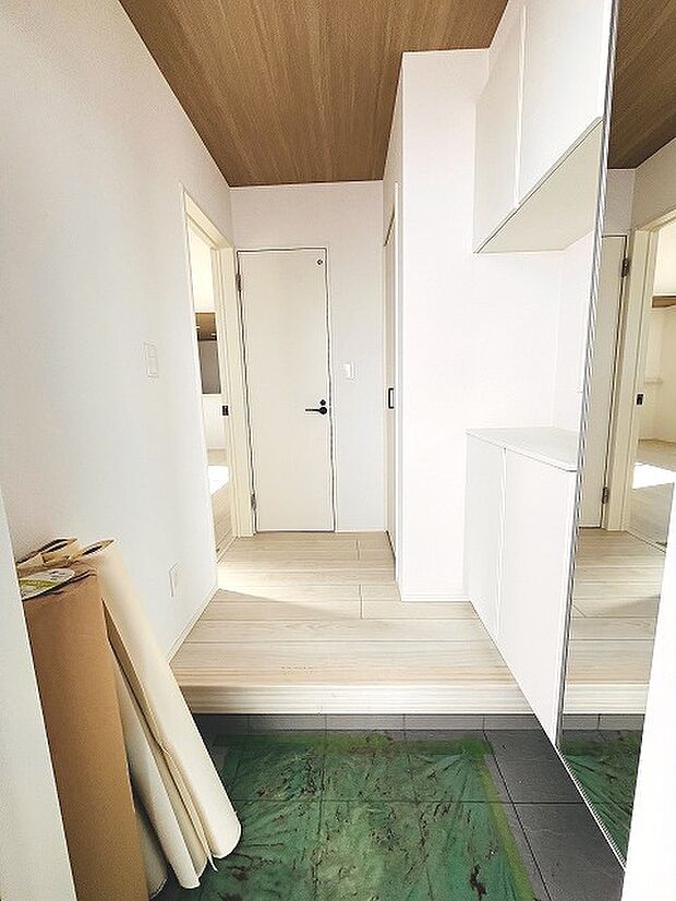 玄関は家の第一印象を左右する重要な場所。ほどよい広さとスタイリッシュな色遣いが印象的です。