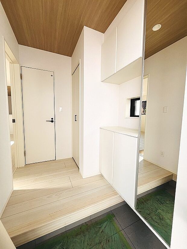 実際に室内をご見学頂くと生活のイメージが広がると思います。家具を置いたイメージや窓からの景色など。周辺で販売に出している物件も一緒にまとめてご見学頂き、比較する事もできます。