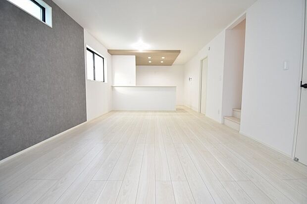 家族の集まるリビングは気持ちの良い自然光が差し込む団欒空間。室内のご見学予約も随時、受付中ですのでお気軽にお問合せください。