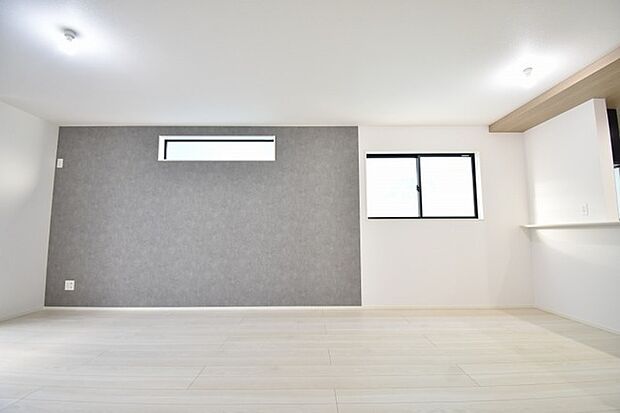 実際に室内をご見学頂くと生活のイメージが広がると思います。家具を置いたイメージや窓からの景色など。周辺で販売に出している物件も一緒にまとめてご見学頂き、比較する事もできます。