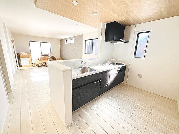 カウンターキッチンならではの開放的な見通し、全体が見渡せることでご家族の団欒スペースもより明るく笑顔が溢れる空間となります。