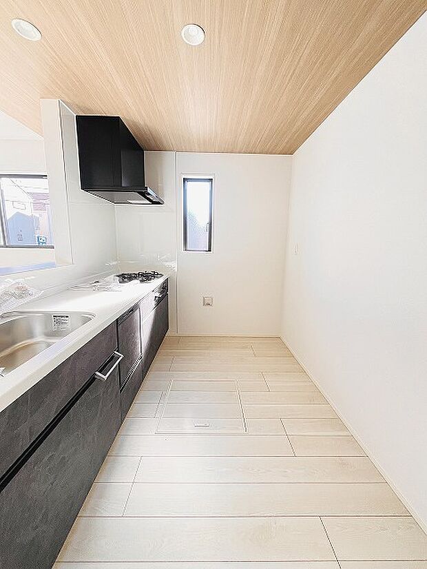 実際に室内をご見学頂くと生活のイメージが広がると思います。家具を置いたイメージや窓からの景色など。周辺で販売に出している物件も一緒にまとめてご見学頂き、比較する事もできます。