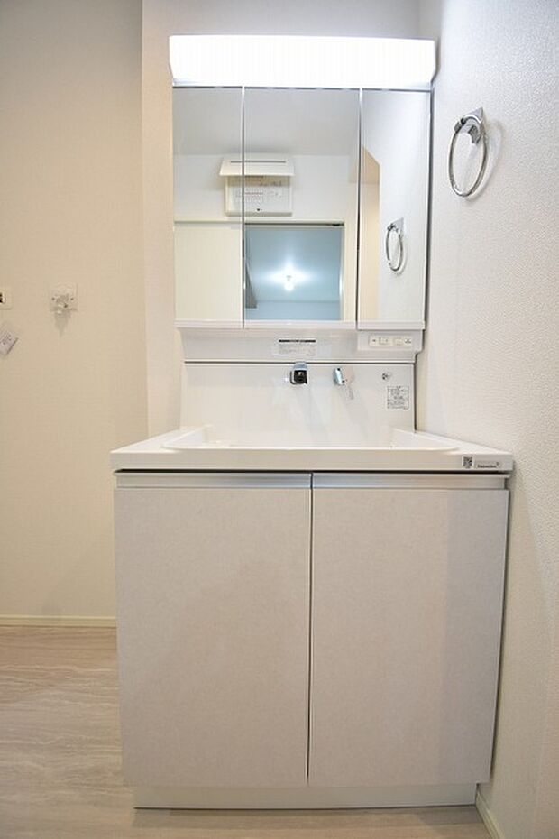 三面鏡に洗面台。 コンセントに照明機能、多機能性を備えた設備です。